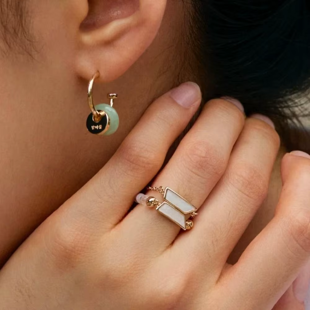 Bague chaîne perlée tendance pour femmes
