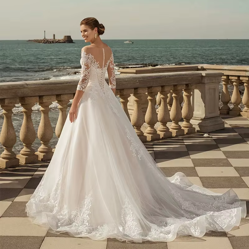 Robes de mariée à col rond avec appliques personnalisées