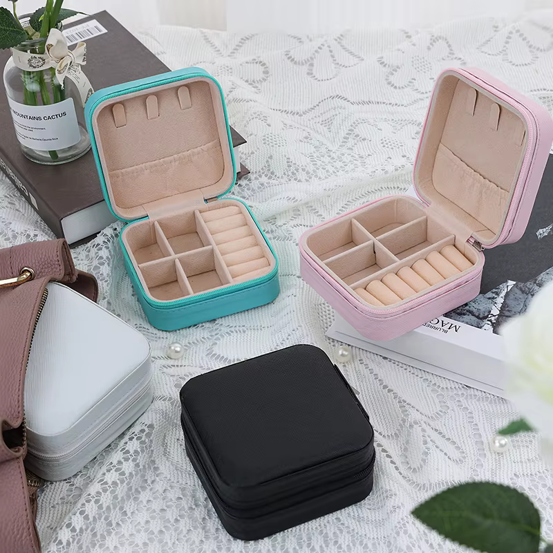 Boîte de rangement portable pour boucles d'oreilles et matiques