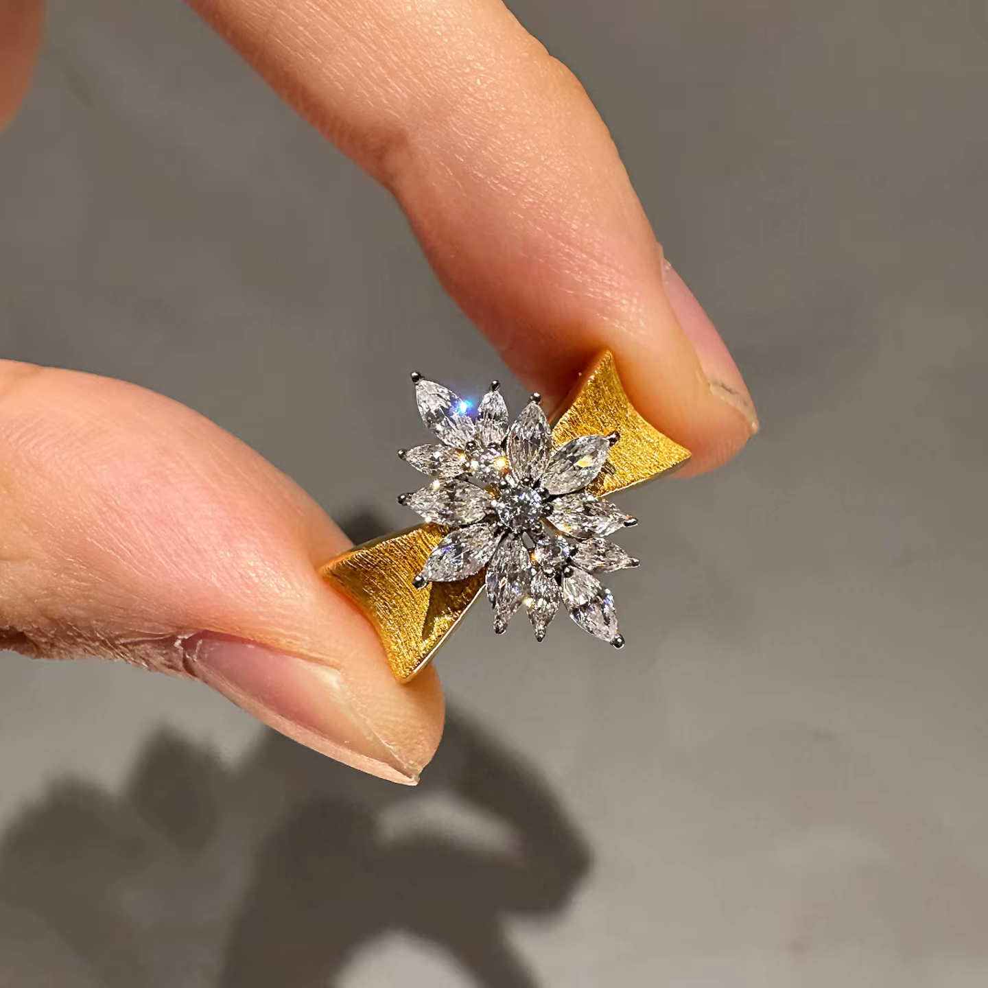 Bague flocon de neige brossé de style palais avec incrustation de diamants inspirés