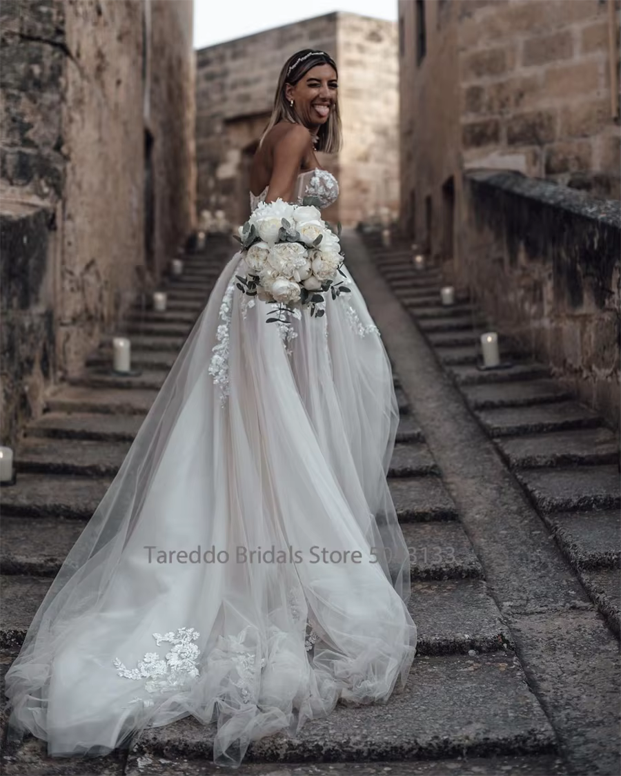 Robe de mariée sans bretelles à couper le souffle personnalisée avec des superbes appliques de dentelle de cristaux