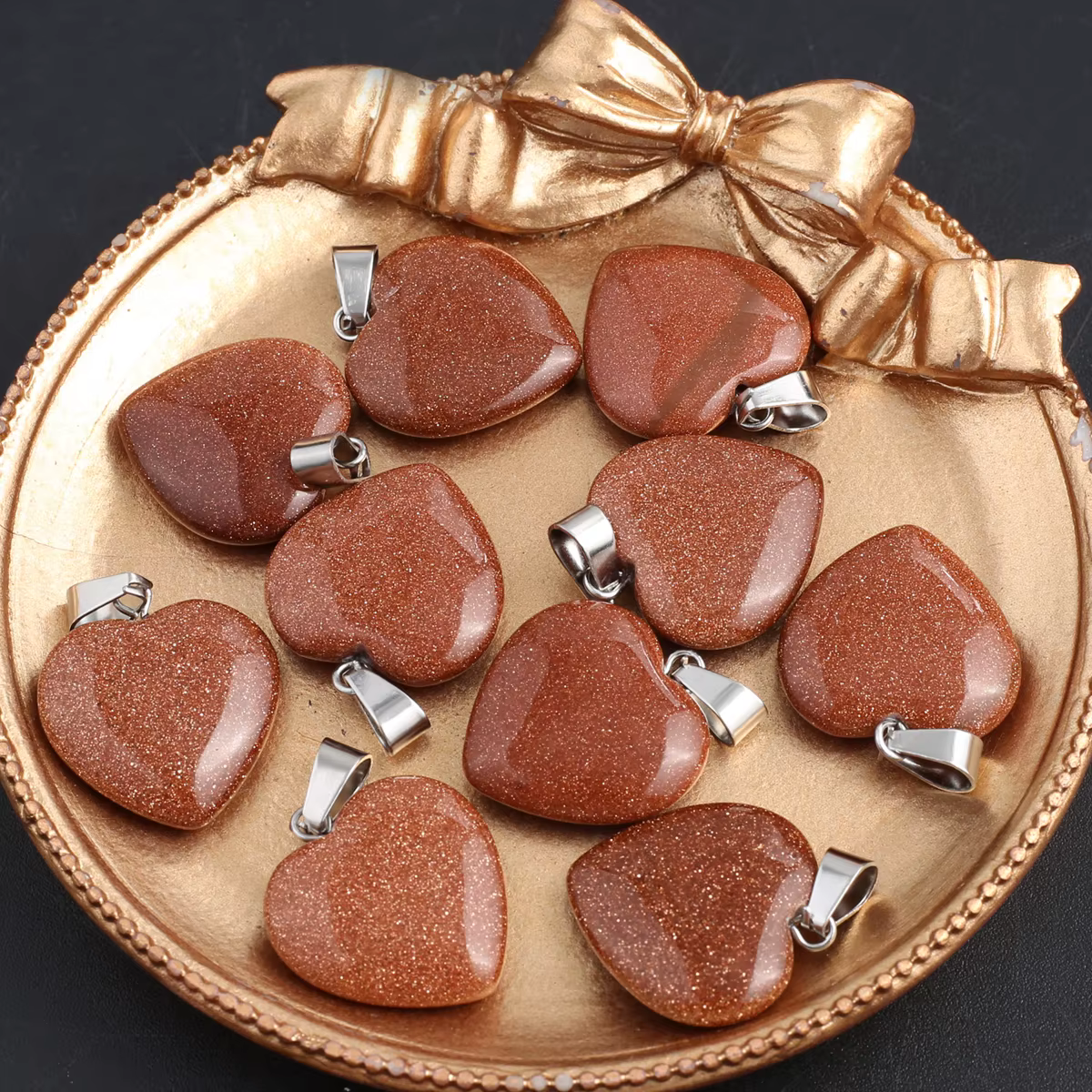 Pendentif en forme de coeur en pierre de sable d'or naturel