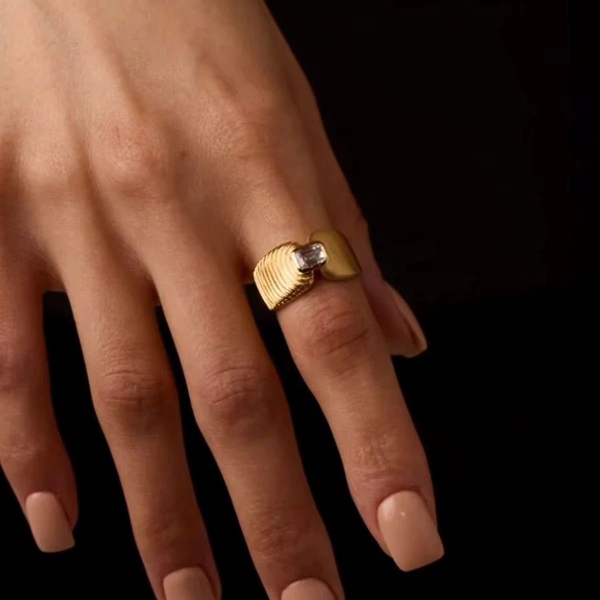 Yori – bague polie côtelée en zircone cubique