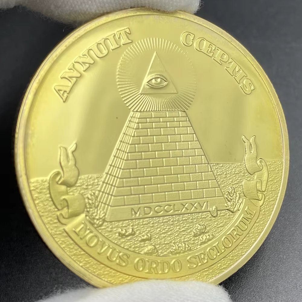 Pièce commémorative maçonnique - Badge d'art plaqué or avec l'Œil tout-voyant et la Pyramide