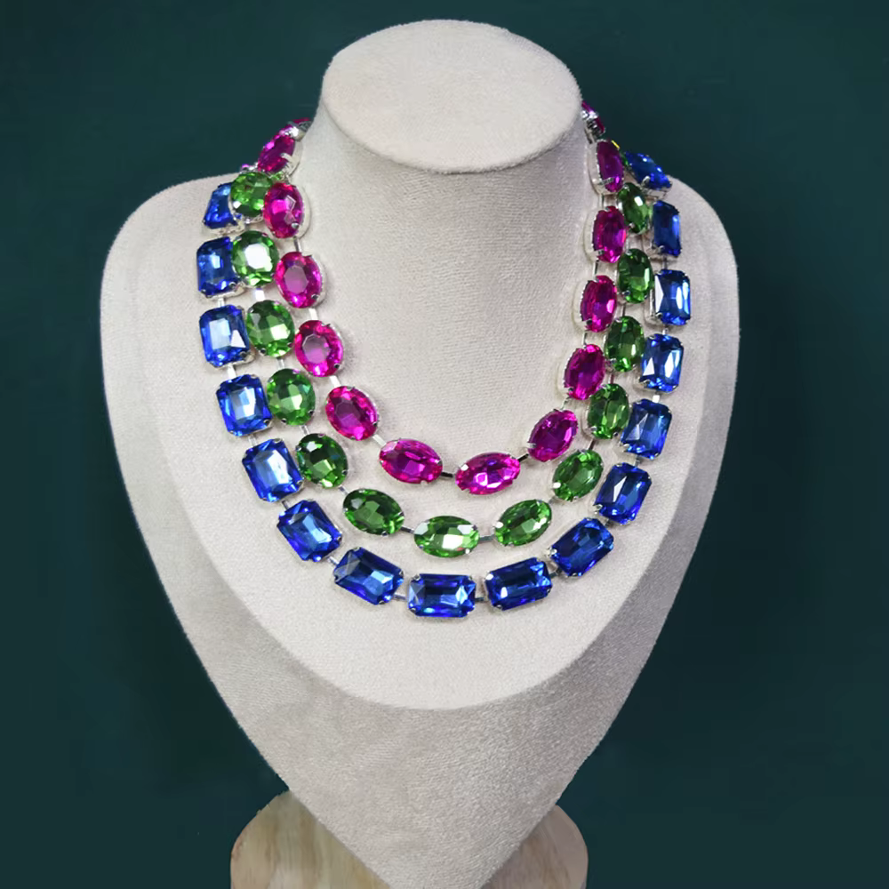 Collier court incrusté de cristal de verre brillant pour femmes