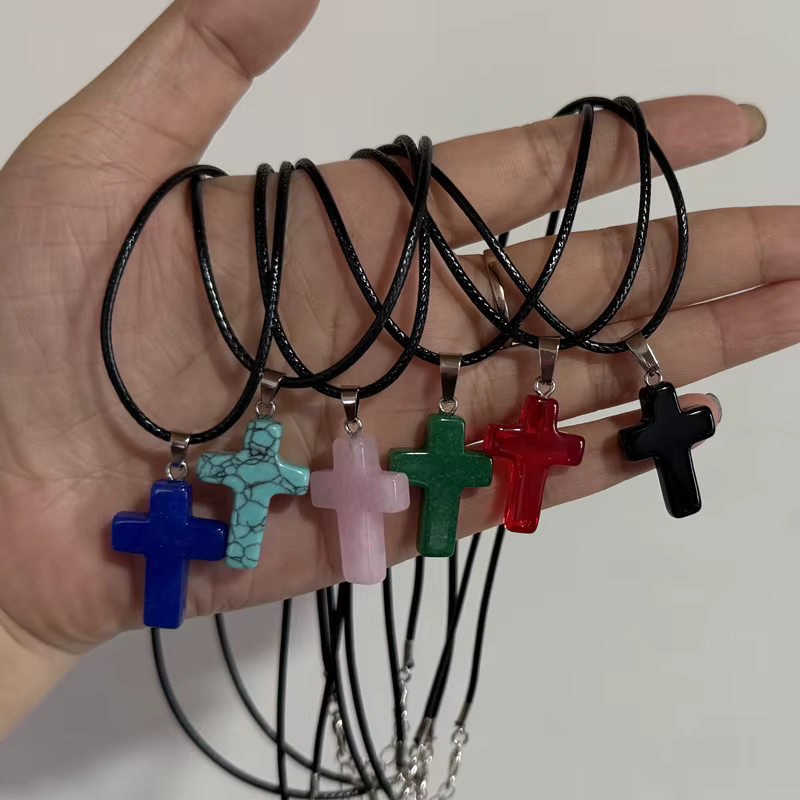 Pendentif croix en pierre naturelle bohème