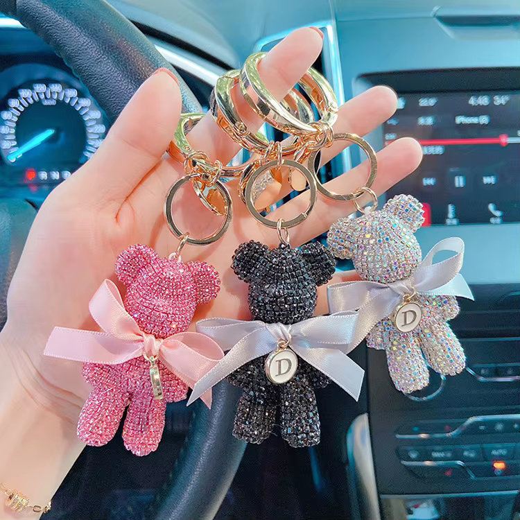 Bijoux de luxe plein strass ours voiture porte-clés lettre créative grand bouton