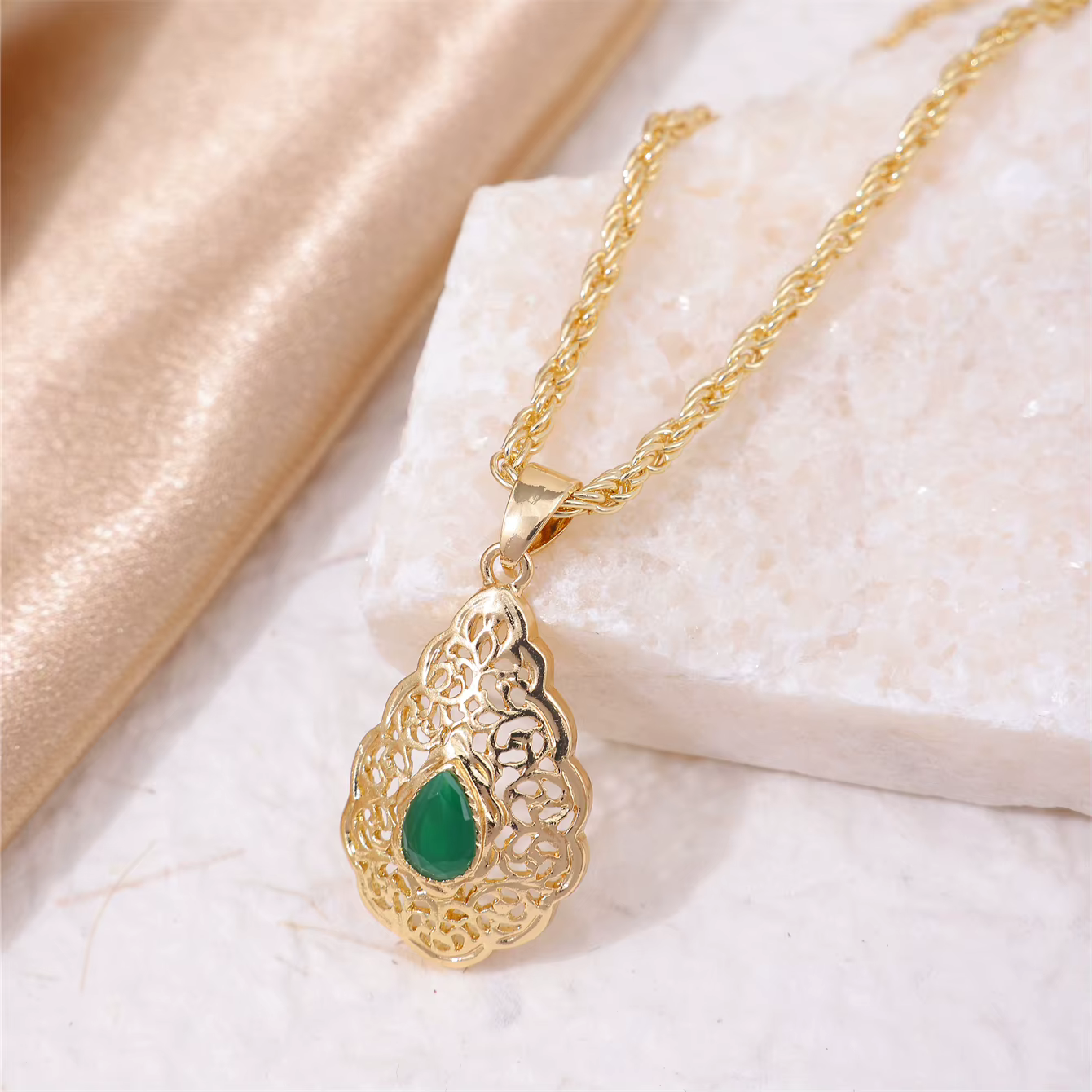 Pendentif en cristal en forme de goutte d'or