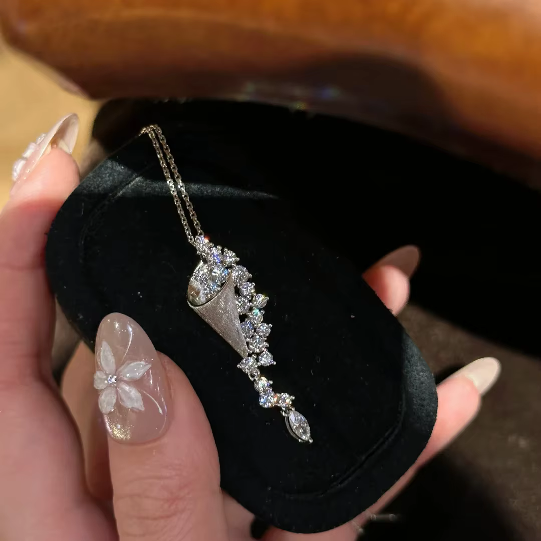 Collier avec pendentif sablier brossé en argent 925