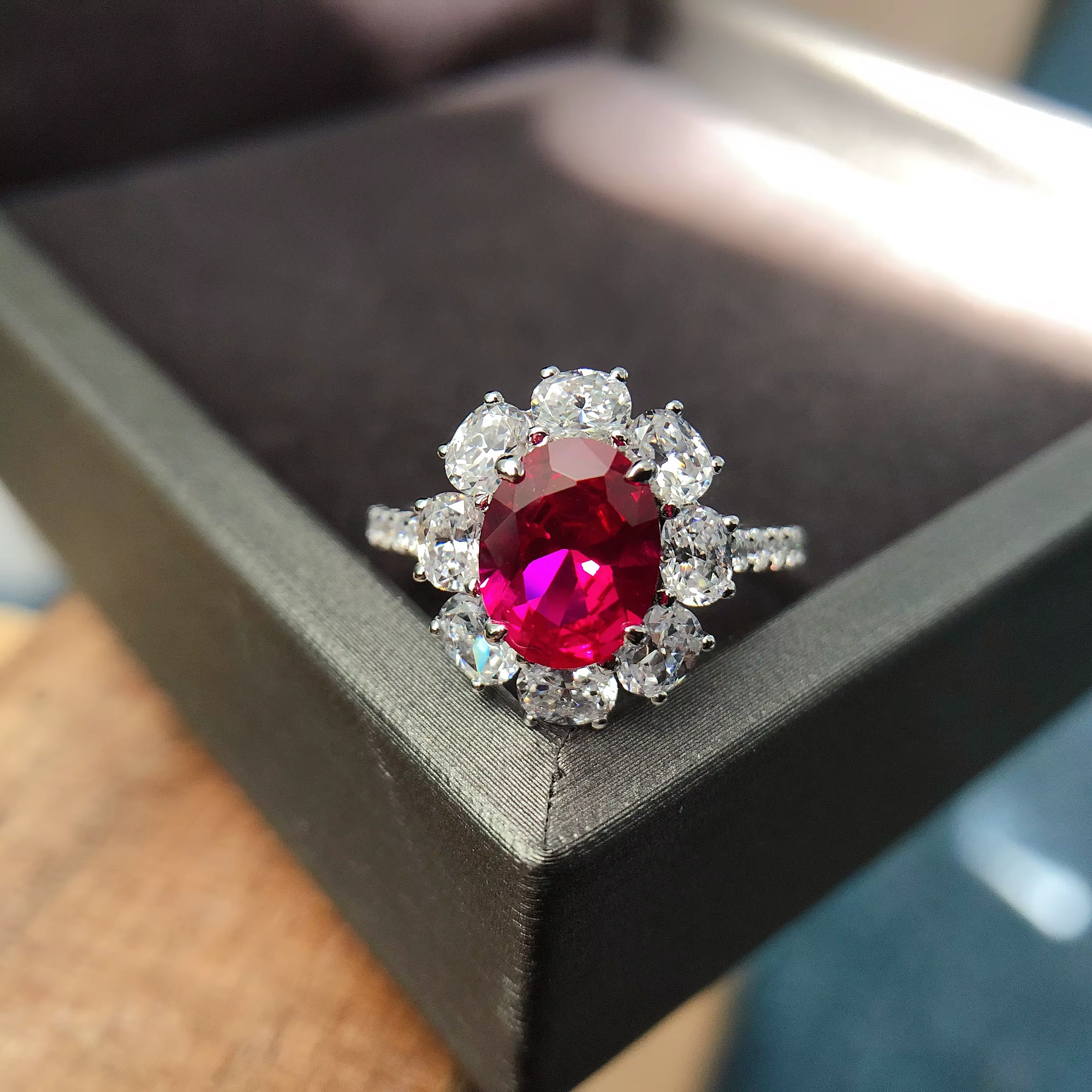 Bague de fiançailles en diamant rouge rubis cultivé en laboratoire