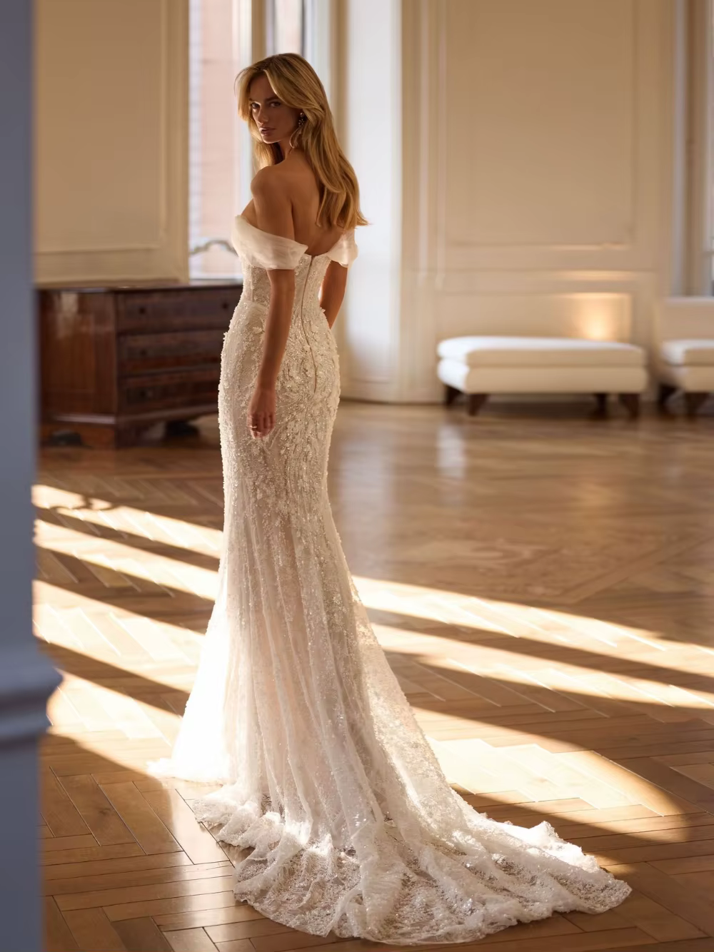 Robe de mariée charmante avec appliques florales