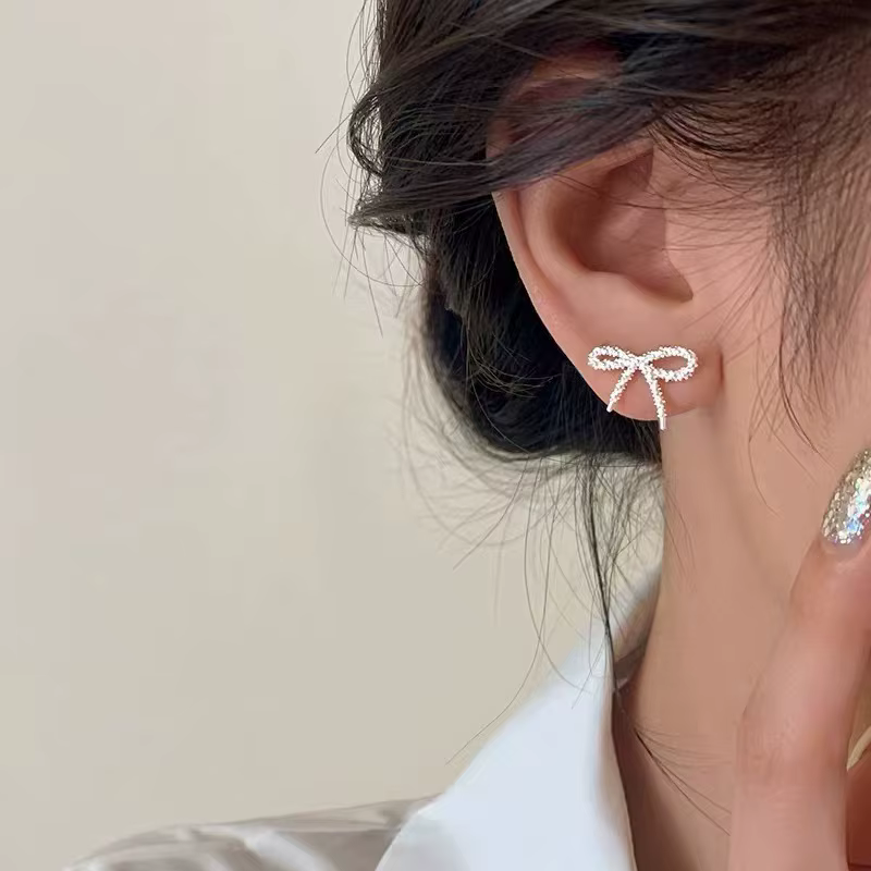 Boucles d'oreilles clous nœud papillon brillantes couleur argent pour femme
