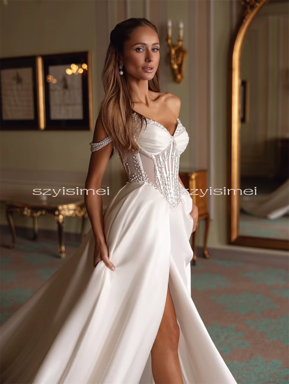 Robe de mariée en satin coupe A-line avec fente avant