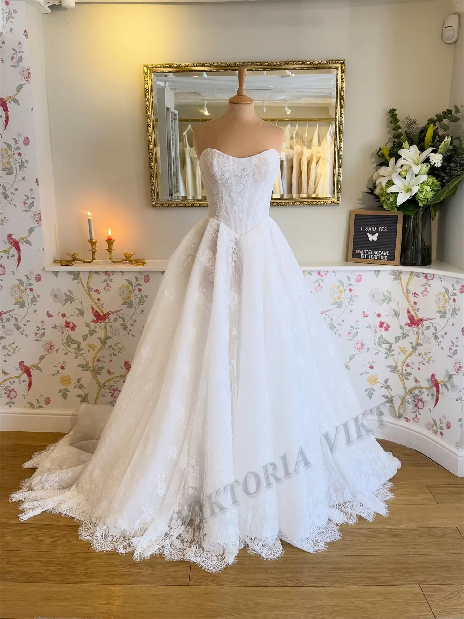 Robes de mariée classiques VIKTORIA pour les mariages avec appliques en dentelle