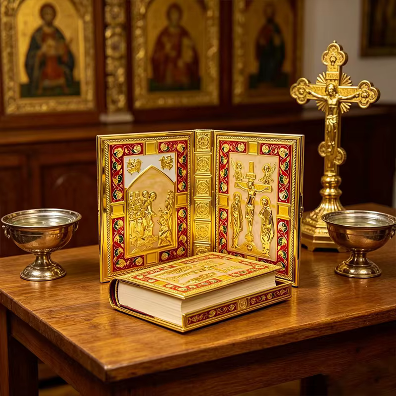 Couverture de Bible Catholique Orthodoxe Plaquée Or avec Icônes Émaillées pour Liturgie d'Église