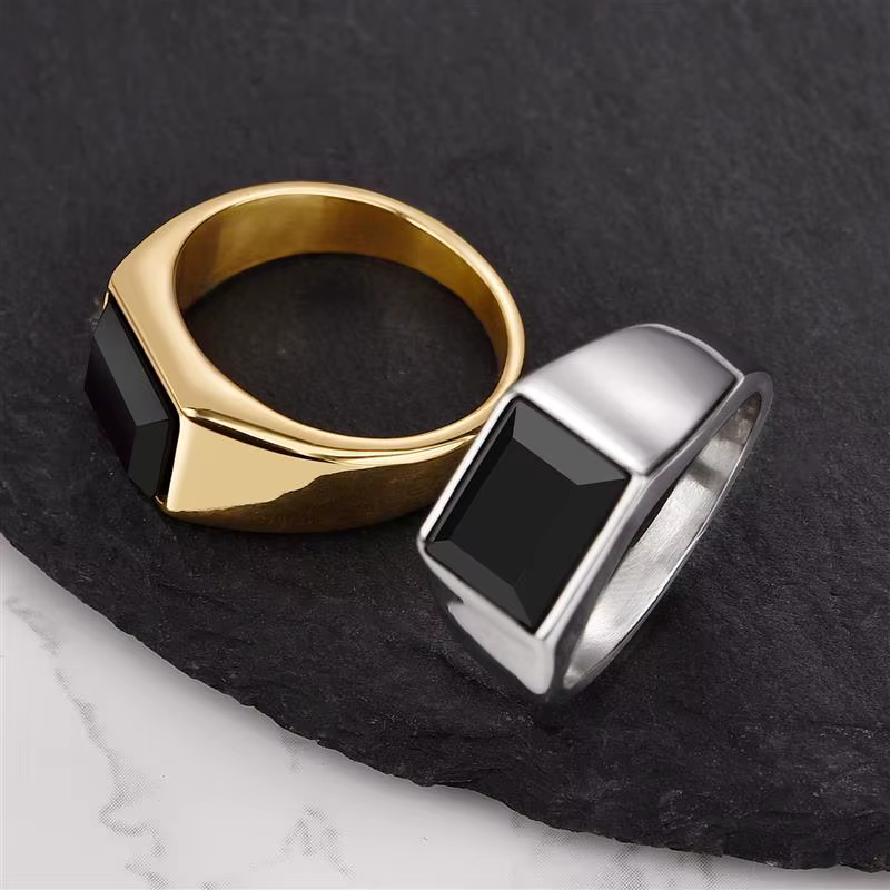 Bague géométrique en pierre noire