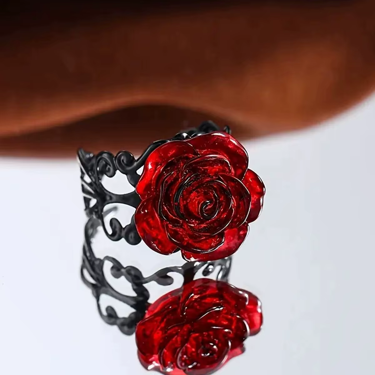 Bague Rose Rouge Gothique Punk avec Motif Vigne Noire Ornée