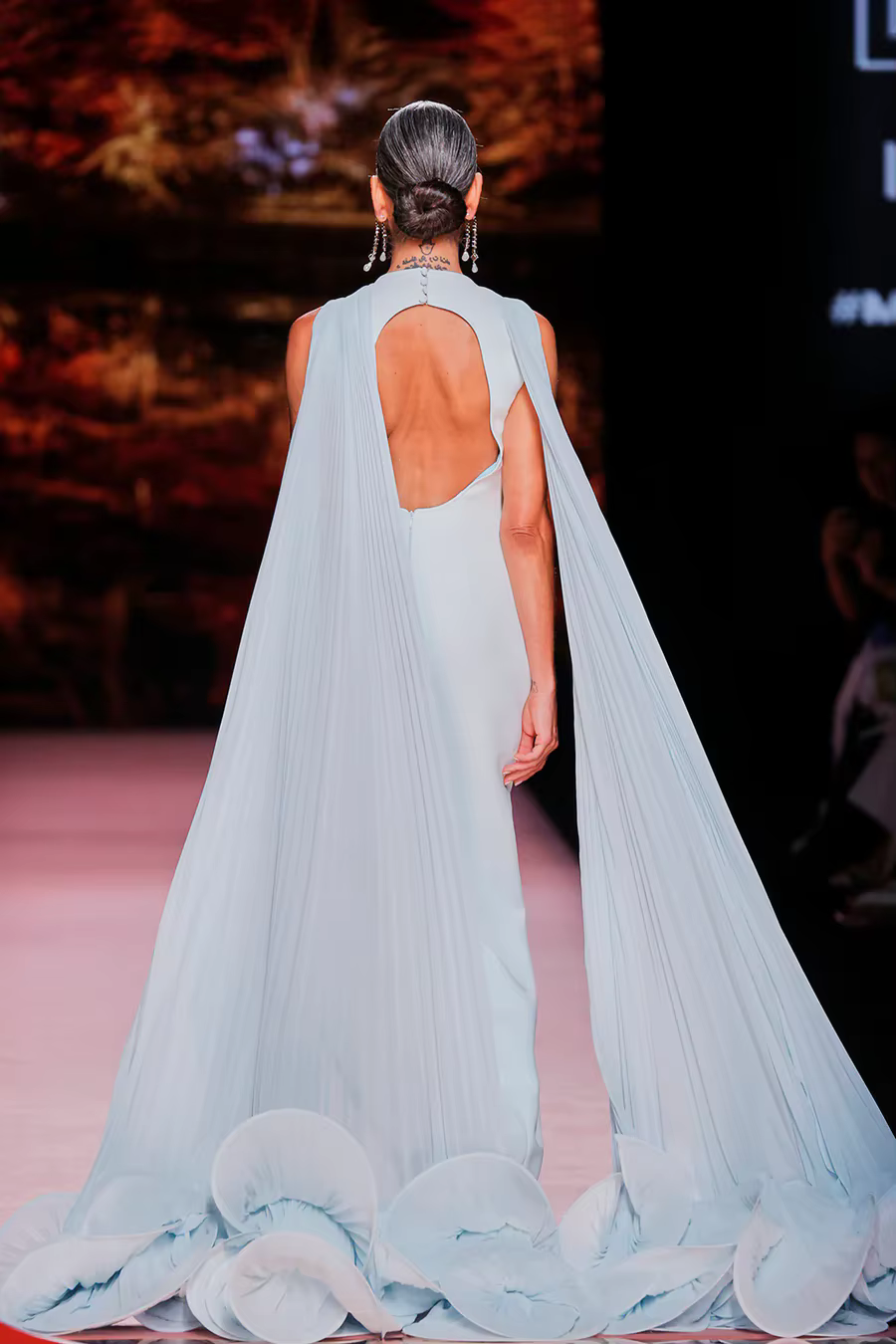 Robes de soirée longues élégantes bleu clair avec cape plissée