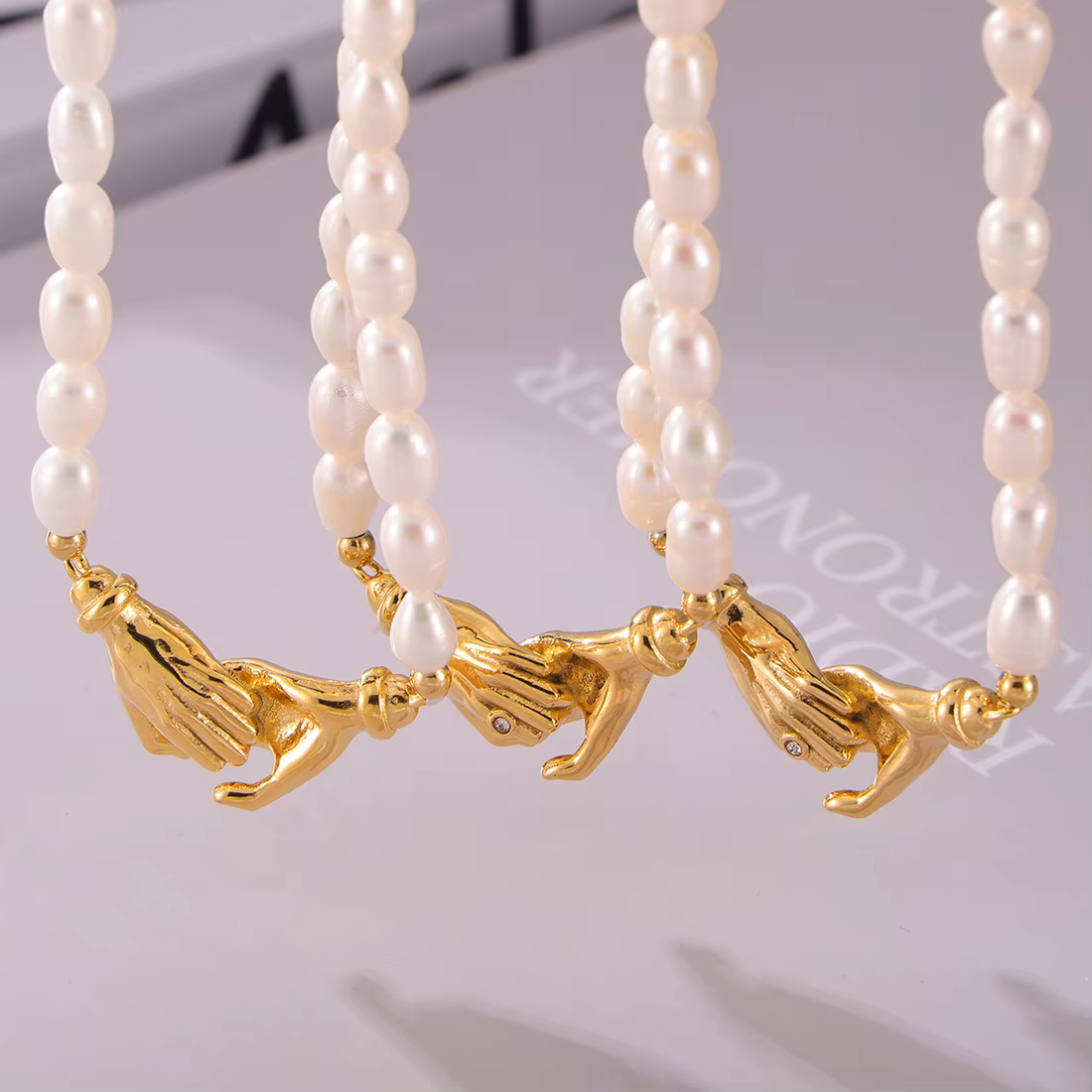 Collier en acier inoxydable avec design main dans la main pour femme