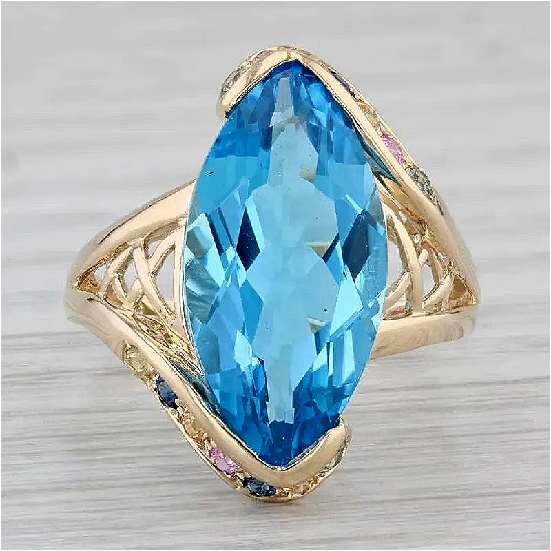 Bague exquise sculptée à la main avec zircone synthétique bleue incrustée