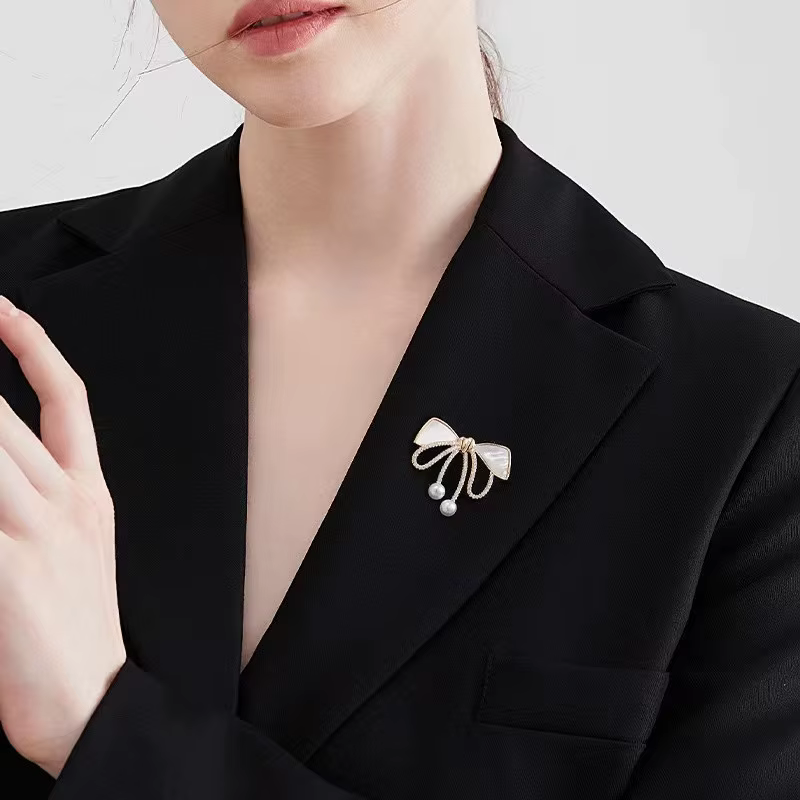 Broche anti-exposition nœud papillon pour femme