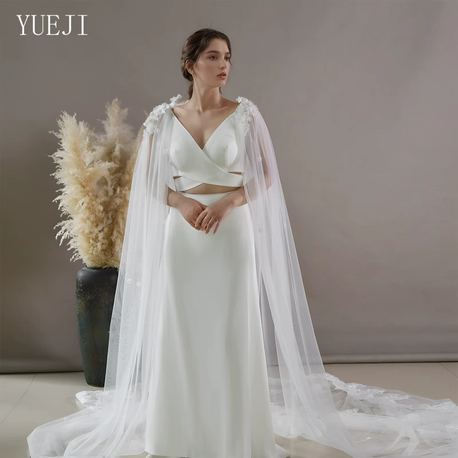 Cape traînante de style dentelle de mariage cathédrale YUEJI avec dos en forme de V