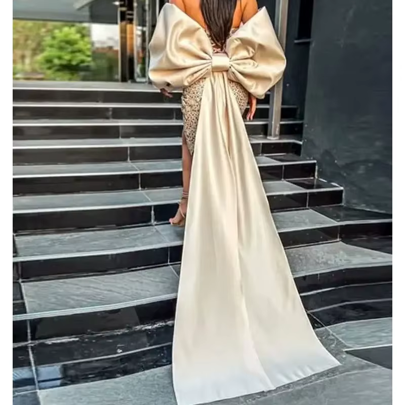 Cape en satin champagne avec grand nœud amovible