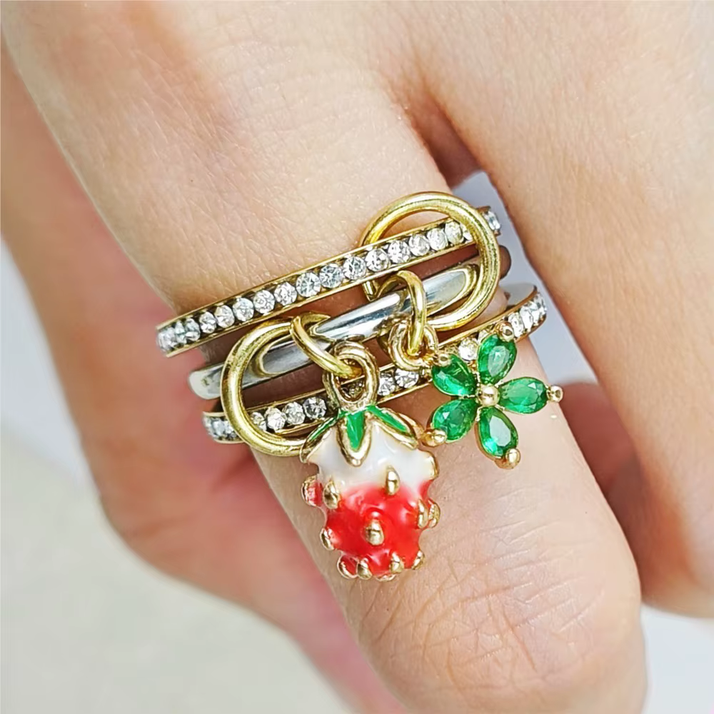 Ensemble de bagues empilables avec breloques fraises pour femmes