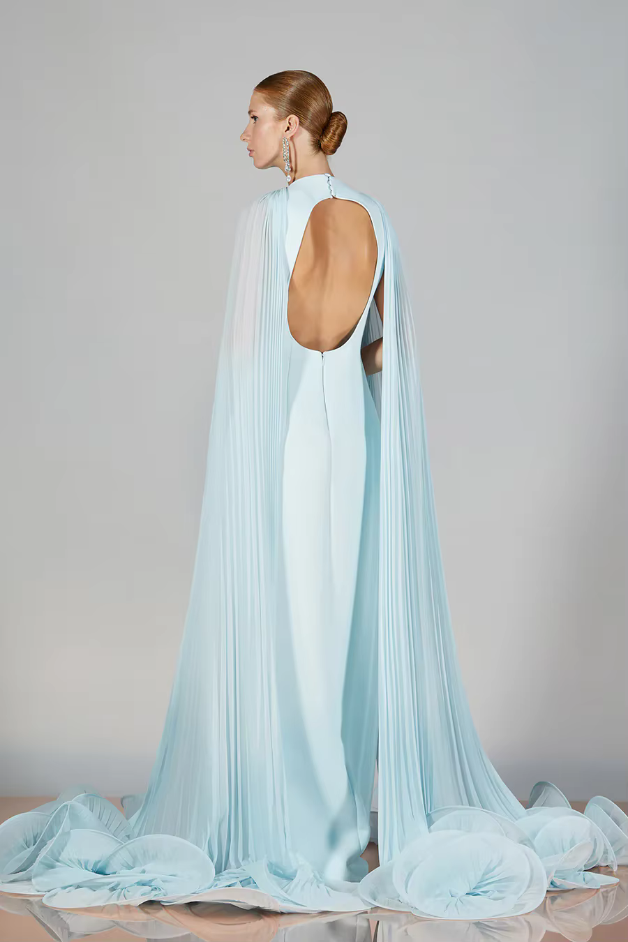 Robes de soirée longues élégantes bleu clair avec cape plissée