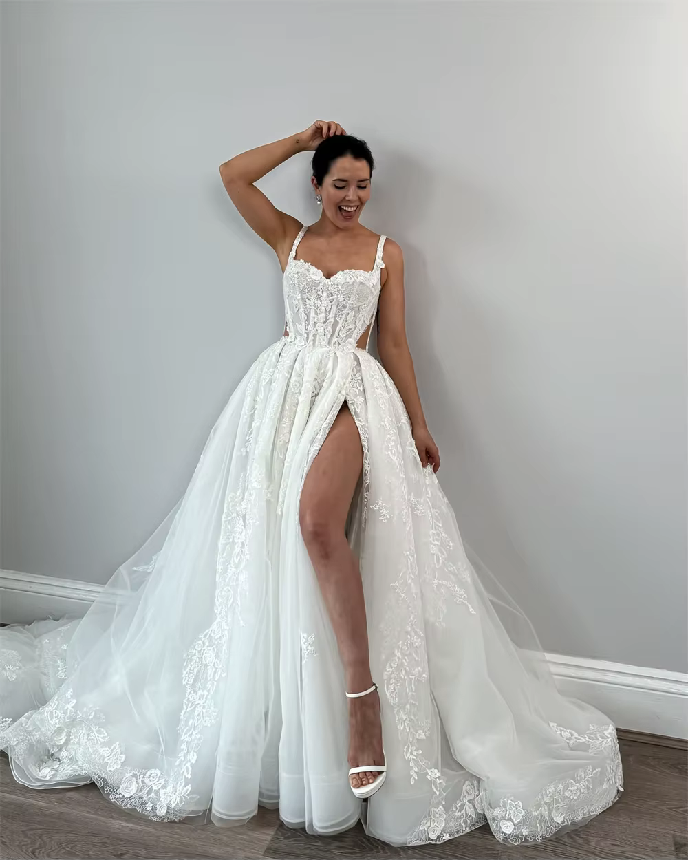 Robe de mariée Rebecca personnalisée à bretelles florales et broderies en dentelle