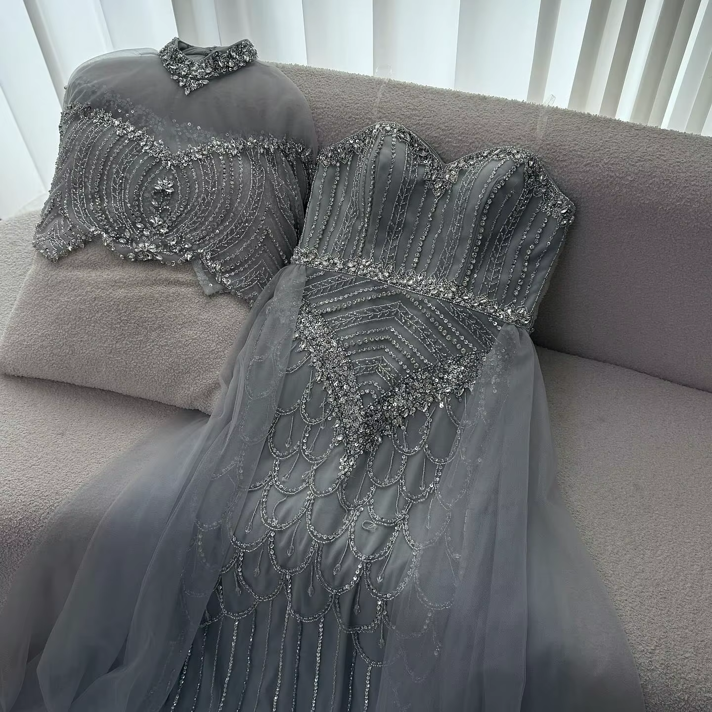 Robe de soirée de luxe grise avec perles