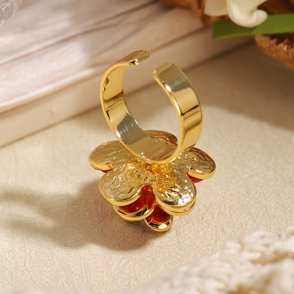 Bague de cocktail florale en métal doré avec rose rouge d'inspiration vintage pour femmes et filles