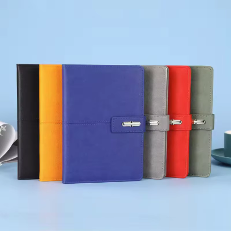 Ensemble de carnets de notes professionnels en cuir élégant haut de gamme avec boîte cadeau et porte-stylo pour usage professionnel et journalisation.