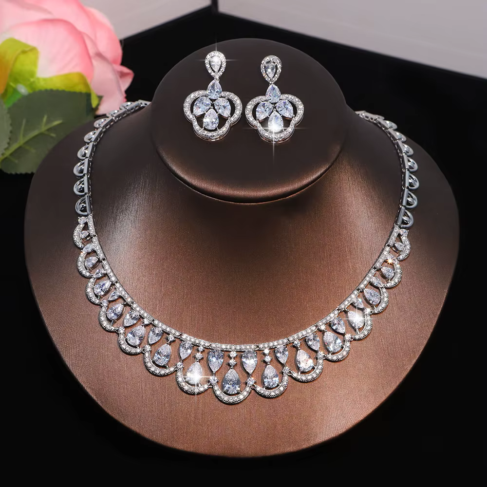 Ensemble collier et boucles d'oreilles en zircone cubique