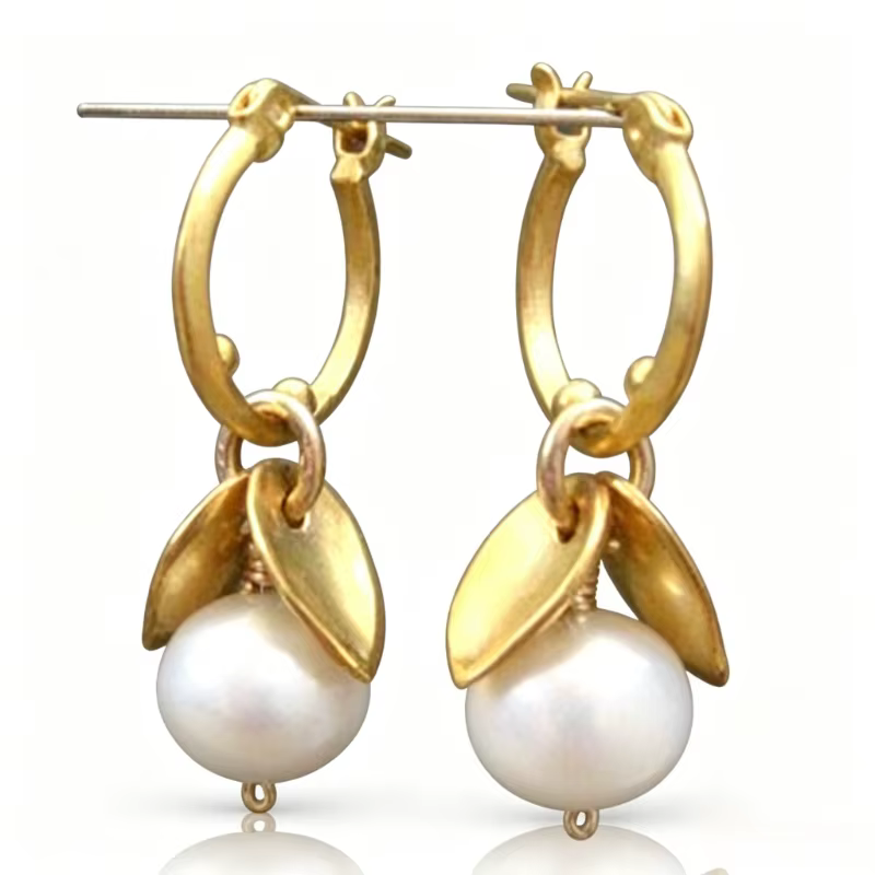 Boucles d'oreilles pendantes en feuille dorée avec imitation perle