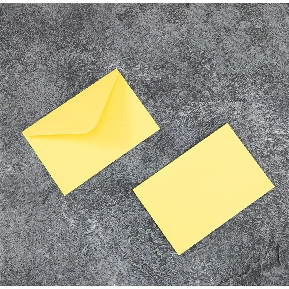 Enveloppes en papier jaune vif