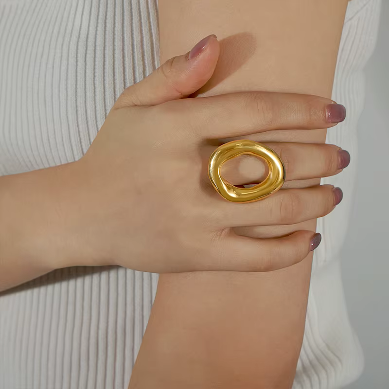 Nivora haute qualité en acier inoxydable creux ovale anneaux pour femmes PVD plaqué or bagues