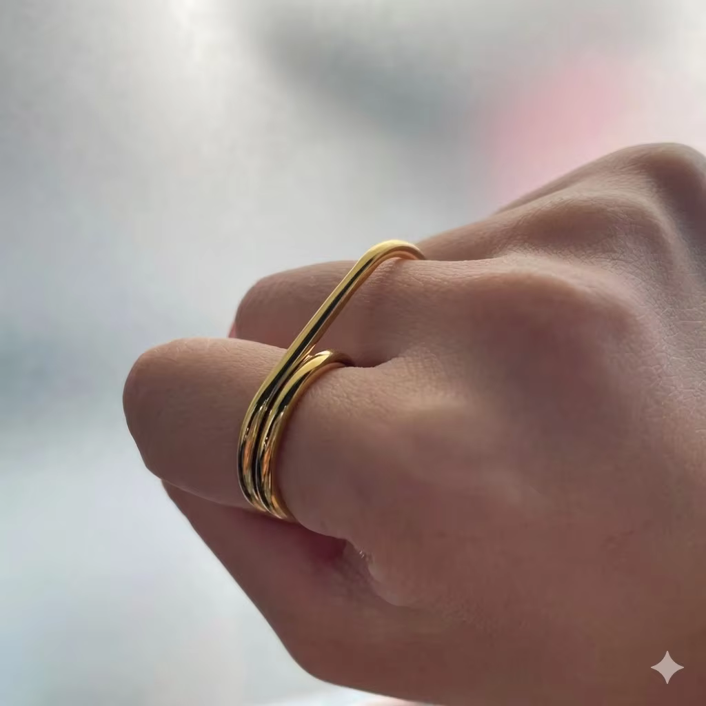 Bague double pour femme St-Delan : Design unique à lignes croisées