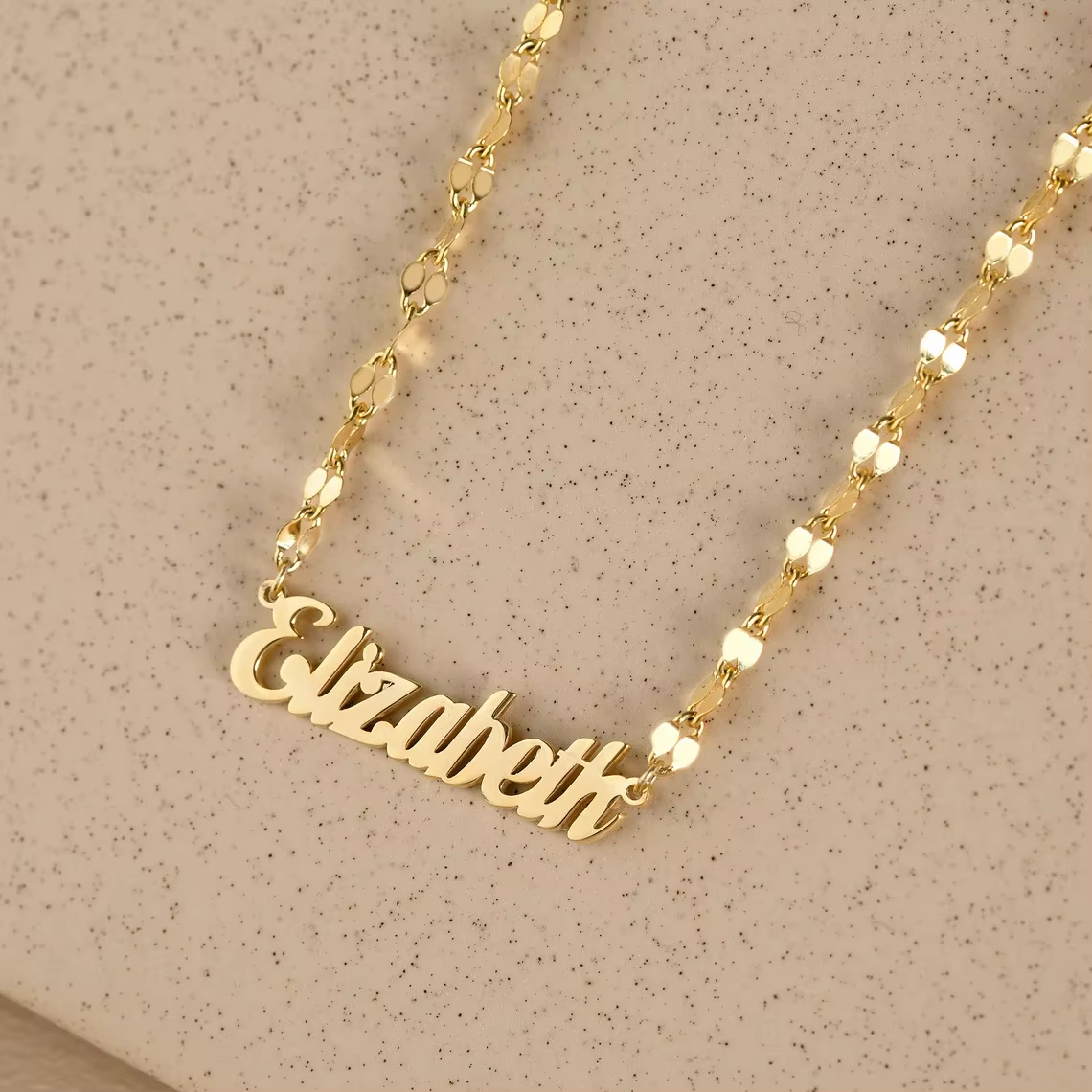 Collier personnalisé en or avec chaîne à lèvres