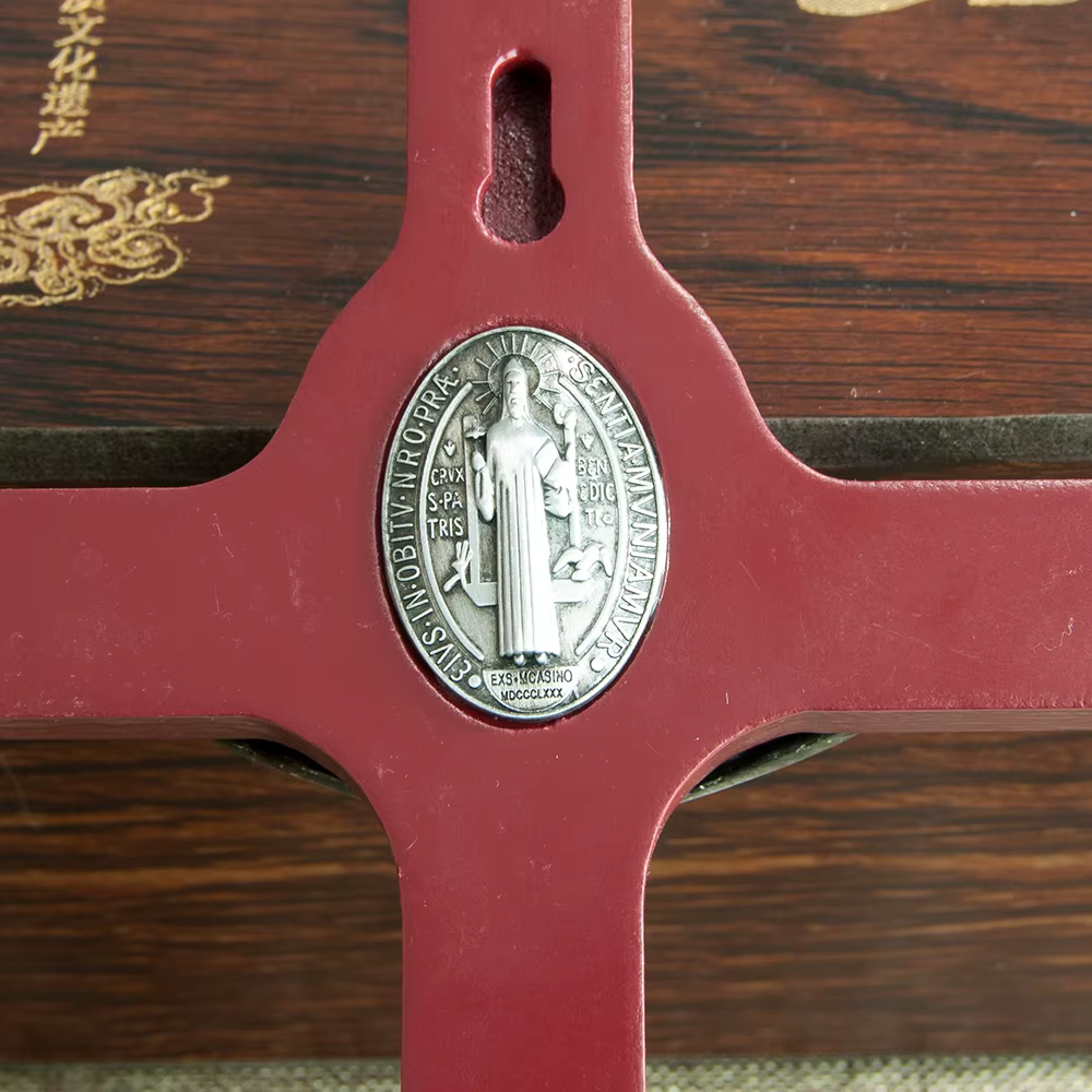 Nouvelle église bois croix Religion catholique rituel