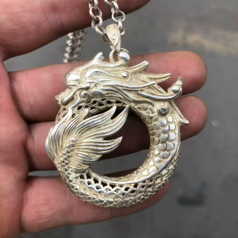 Pendentif antique tête de dragon creuse avec chaîne