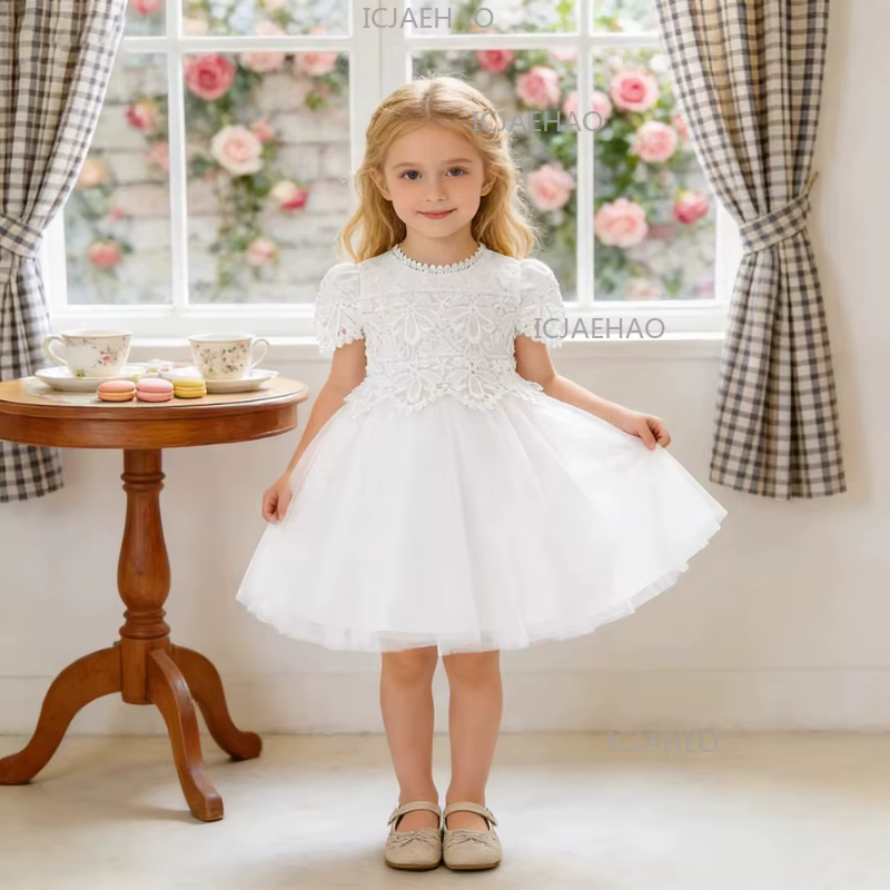 Robe de princesse blanche à manches courtes en dentelle pour le premier anniversaire de bébé fille