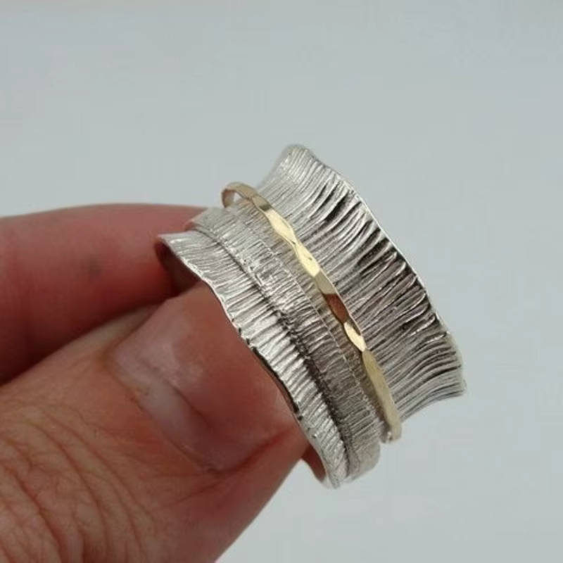 Bague rétro bicolore à rayures argentées effet vieilli en cuivre. C'est