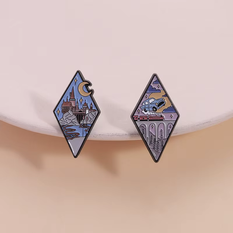 Broche en émail du monde magique de château de voiture