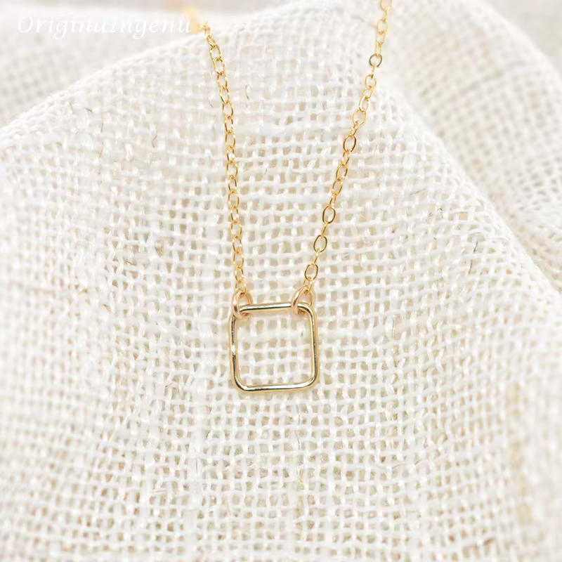 Collier carré bijoux faits à la main or rempli ras du cou pendentifs