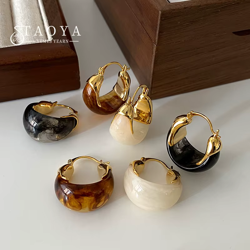 Automne et hiver Melad couleur résine Imitation ambre pierre conception oreille manchette pour femmes bijoux 2025 tendance boucles d'oreilles accessoires