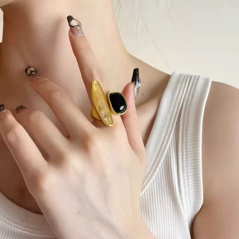Bague ouverte irrégulière de style français
