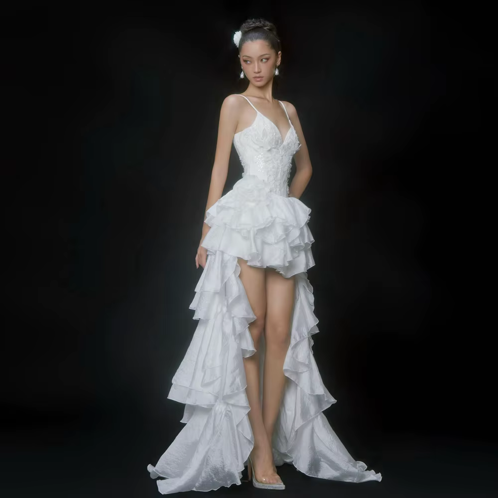Robe de mariée blanche à ourlet asymétrique avec décolleté en V profond