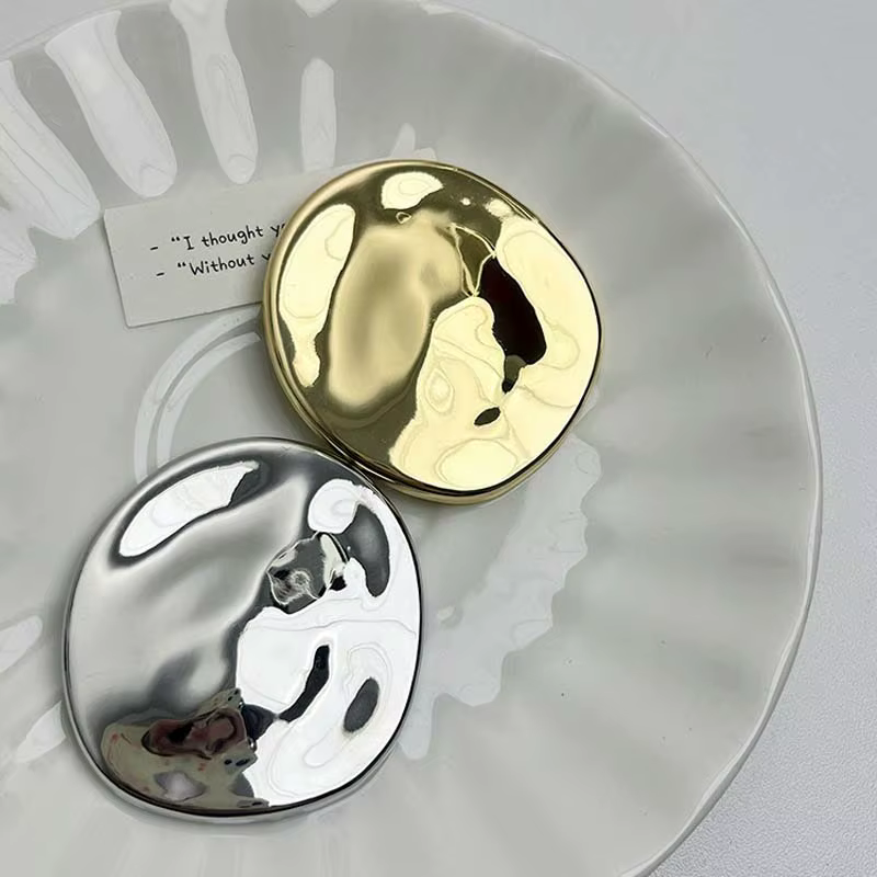 Nouvelles Broches Rondes Tendance Or et Argent 2026 pour Femmes – Bijou Minimaliste en Métal Plié Irrégulier – Cadeau Idéal