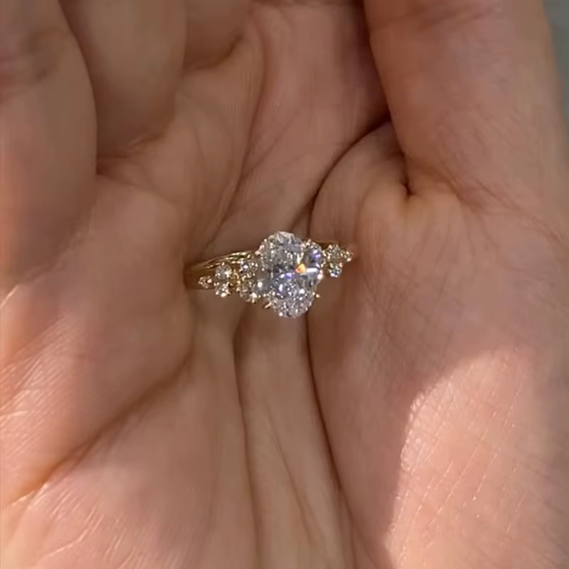 Bague de fiançailles ovale avec incrustation de diamants éblouissants